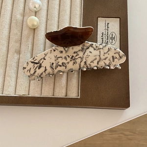 Pince à cheveux chic en acétate à motif marbré et touches ambrées pour coiffure femme