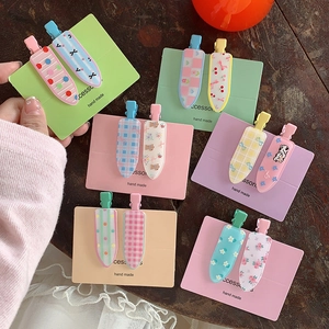 Lot de barrettes à fleurs avec nœuds mignons et motifs animaux sur un fond en bois rustique