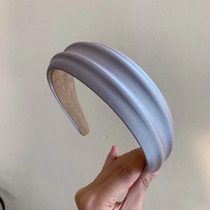 Détail du serre-tête lilas avec texture plissée à double crête et doublure antidérapante