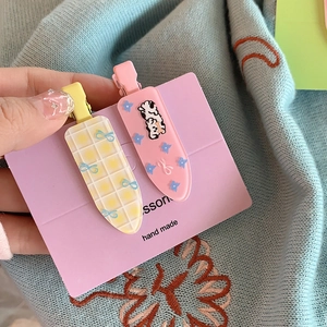 Détail de barrettes à fleurs et chien de dessin animé sur carte faite à la main