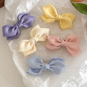 Lot de 5 barrettes nœuds papillon en satin aux couleurs Morandi : violet, jaune, rose et bleu