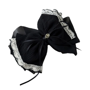 Pince à cheveux noeud en mousseline plissée noire avec dentelle blanche et pendentif