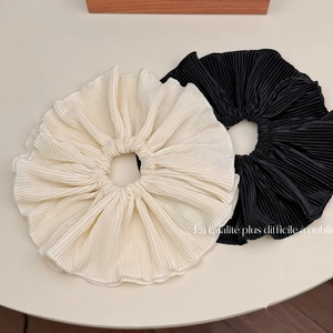 Lot de chouchous plissés élégants en beige et noir pour des coiffures sophistiquées