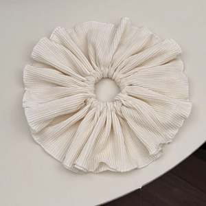 Chouchou élégant surdimensionné crème avec texture plissée en mousseline délicate