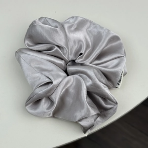 Chouchou géant en satin gris argenté brillant avec texture soyeuse pour coiffures élégantes