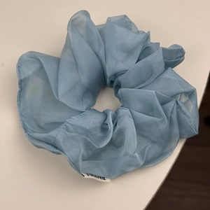 Eleganter großer hellblauer Mesh-Haargummi mit Schichtfaltenstoff und weißem Logo-Label