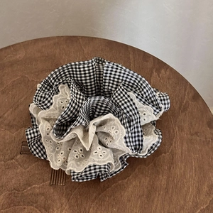 Chouchou rétro français en dentelle double couche et vichy sur un tabouret en bois