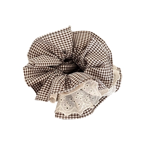 Chouchou vintage à carreaux marron avec bordure en dentelle blanche élégante