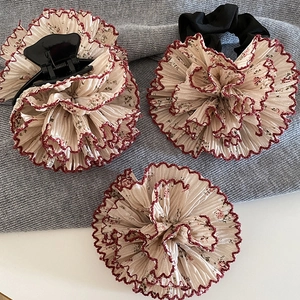 Set di mollette per capelli a fiori plissettati con bordi rossi a contrasto