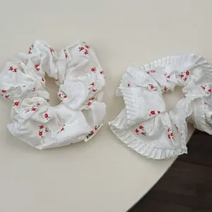 Chouchous à fleurs chic avec motifs de fleurs rouges et bords plissés pour queues de cheval