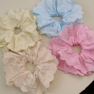 Spitzen-Haargummis Set mit floraler Stickerei in Pastellgelb, Blau, Rosa und Beige
