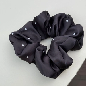 Chouchou élégant en satin noir à pois avec une finition brillante et soyeuse