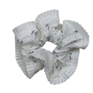 Chouchou blanc chic avec motif floral bleu et bords volantés pour coiffure féminine