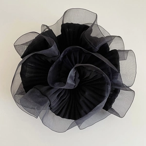 Chouchou élégant en organza plissé noir en forme de fleur pour coiffures de femmes