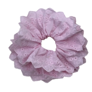 Süßer rosa französischer Haar-Scrunchie mit Blumenstickerei und gewelltem Spitzenrand