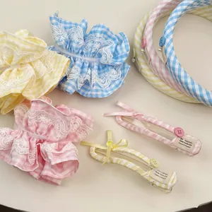 Détail de chouchous en dentelle à carreaux et bandeaux avec perles aux tons pastel