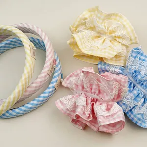 Ensemble chouchou et serre-tête à carreaux pastel avec dentelle et perles élégantes