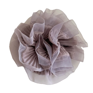 Chouchou élégant en organza mauve avec design plissé et volants pour queue de cheval