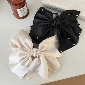 Pinces à cheveux élégantes avec nœuds en satin et perles en noir et blanc crème