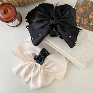 Pinces à cheveux nœud en satin avec perles élégantes en coloris noir et blanc crème
