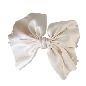 Pince à cheveux élégante en satin blanc cassé avec perles pour un style sophistiqué