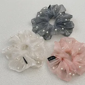 Trois chouchous géants en organza avec perles blanches en gris, blanc et rose tendre