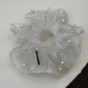 Chouchou géant en organza blanc avec rayures argentées et perles élégantes pour femmes