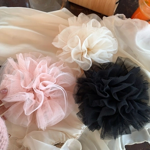 Chouchous en tulle rose, crème et noir en forme de fleur pour coiffures élégantes