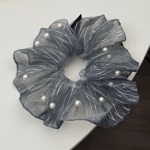 Détail d'un chouchou en organza gris foncé avec perles blanches et rayures argentées