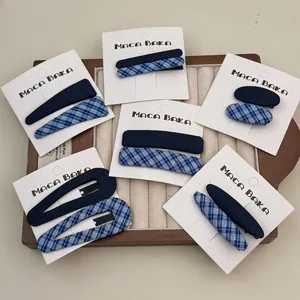 Blaues Vintage-Haarspangen-Set mit Karomuster auf einem Schmuck-Präsentationstablett