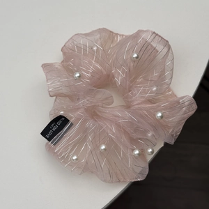 Chouchou géant en organza rose avec résille argentée et perles élégantes pour cheveux