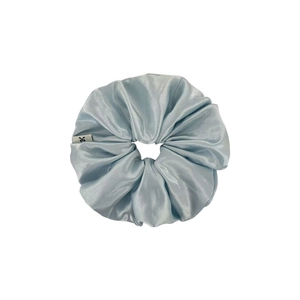 Chouchou en satin bleu clair avec éclat soyeux et étiquette de logo pour coiffure