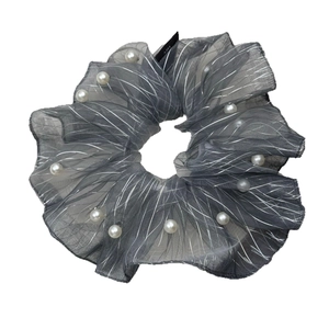 Chouchou géant en organza gris avec rayures argentées et perles pour coiffures chic