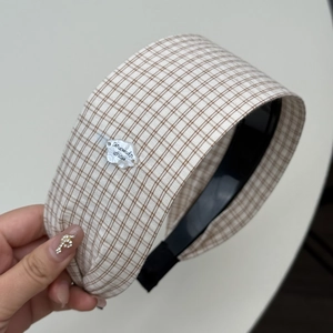 Détail d'un serre-tête en tissu à carreaux avec accessoire Musmukn dream en nuage