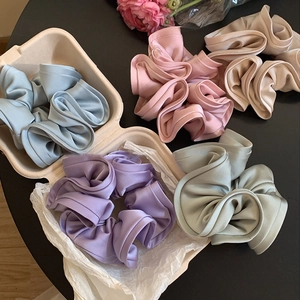 Lot de chouchous en satin pastel rose, violet et crème pour des coiffures élégantes