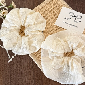 Elegantes weißes Spitzen-Haargummi-Set mit Blumenstickerei und plissierten Rüschendetails