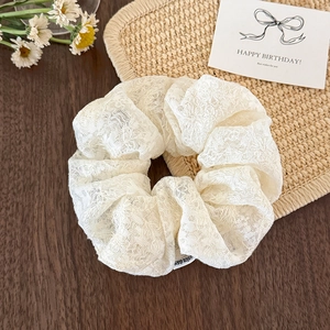Eleganter weißer Spitzen-Scrunchie mit Blumenstickerei und elastischem Haarband für Damen