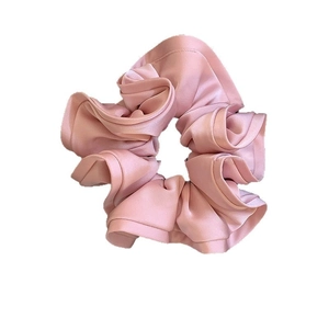 Chouchou en satin rose avec texture en soie élégante et design plissé élastique