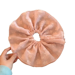 Chouchou rose surdimensionné avec broderie florale en mousseline de soie légère