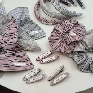 Gestreepte stoffen haaraccessoires set met roze en grijze haarband, scrunchie en clips
