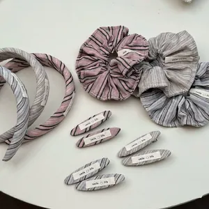 Haaraccessoires set met gestreepte hoofdband en scrunchies in roze en grijze stof
