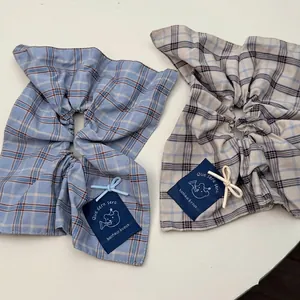 Haargummis mit blauen und beige Streifen, Bären-Labels und feinen Schleifendetails