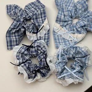 Lot de 4 chouchous à carreaux bleus avec dentelle blanche et nœuds pour cheveux