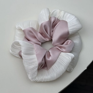 Chouchou élégant en satin bicolore blanc et rose poudré pour des coiffures sophistiquées