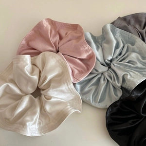 Lot de chouchous élégants en satin en cinq couleurs dont blanc soie et rose doux