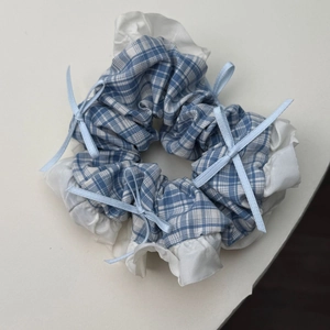 Chouchou à carreaux bleus et blancs avec bordure en dentelle et nœuds ruban
