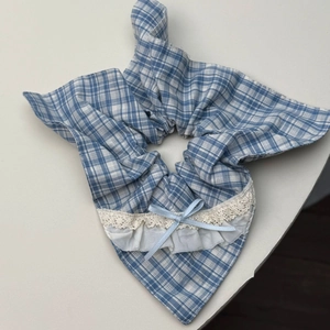 Chouchou à carreaux bleus avec bordure en dentelle et nœud pour queue de cheval
