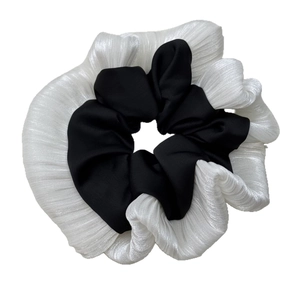 Chouchou élégant en satin bicolore noir et blanc avec texture plissée de style français