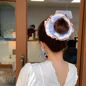 Chouchou à double couche à carreaux bleus et volants pour coiffure dans un café
