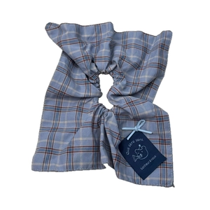 Blau kariertes Oversize-Haargummi mit Bären-Patch und Schleife für elegante Frisuren